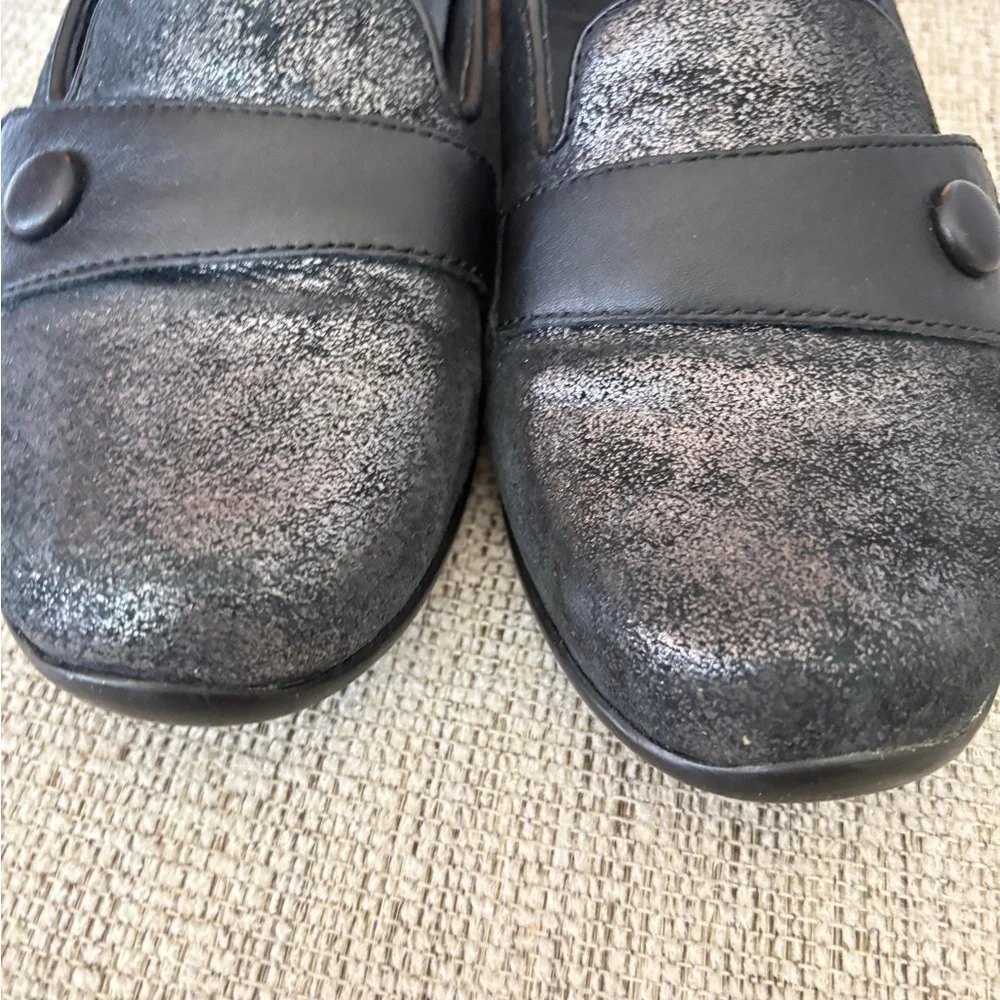 Dansko Olena flats Pewter Suede Size 9
